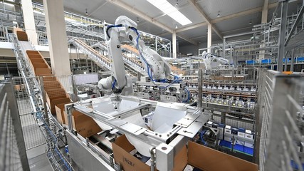 智造引领乳业变革 蒙牛宁夏全数智化工厂荣膺WEF“灯塔工厂”称号